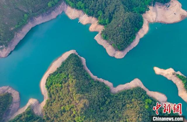 4月20日，航拍广西梧州市蒙山县茶山水库，在夕阳映衬下美如画卷。周火文 摄