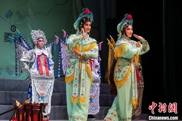 图为演员演出中。何华文 摄