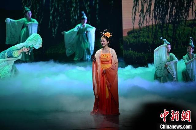 图为演出现场。中新社记者 李亚龙 摄