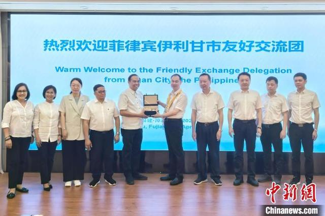 互赠礼品现场。中新网记者 张金川 摄