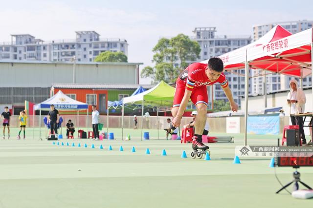 自由式轮滑男子速度过桩比赛。组委会 供图