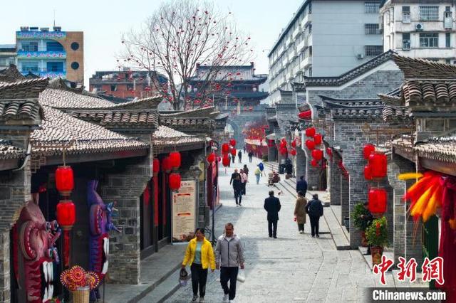 草甸子街的改造仿照随州古城明清时期建筑风格。(无人机照片)张倩龙 摄