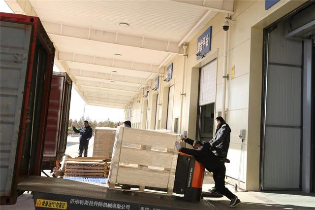 “新三样”产品锂电池在保税仓装卸。（资料图）