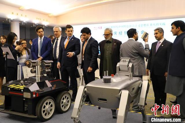 4月21日，国外参会代表在重庆了解先进制造产业。梁钦卿 摄