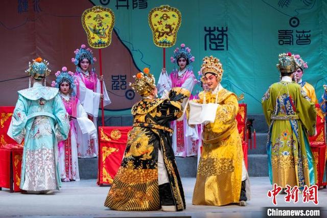 图为演员演出中。何华文 摄