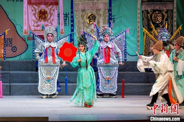 图为演员演出中。何华文 摄