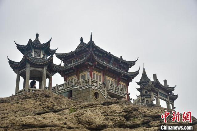 图为江西庐山市“千年石岛”落星墩，亭台、牌坊、寺庙、石塔静静矗立。巫发阳 摄