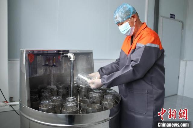 图为工人在蜂蜜自动化车间作业。张海斌 摄