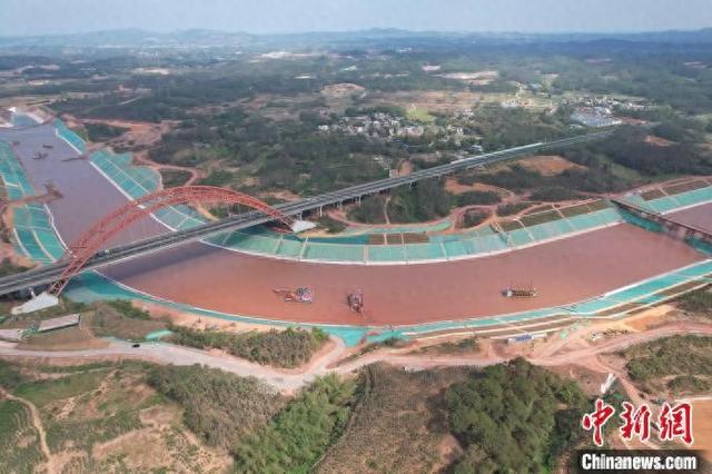 图为平陆运河航道建设现场。 中新网记者 蒋雪林 摄