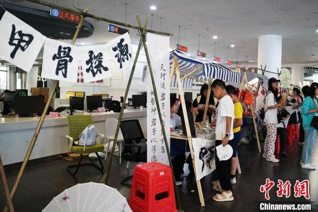 图为甲骨探源——甲骨文猜字活动现场。中新网记者 黄艳梅 摄