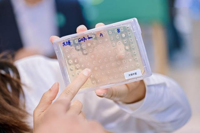 图：通过现场演示，为宾客分享生物科技“以小见大”的力量