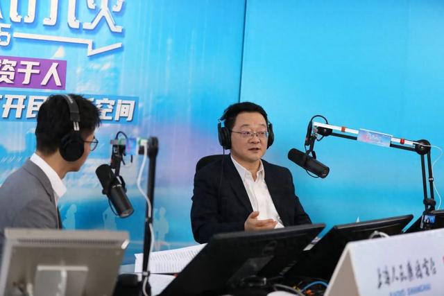 上海市教委主任周亚明走进《2025上海民生访谈》直播间。 “上海教育”微信公众号 图