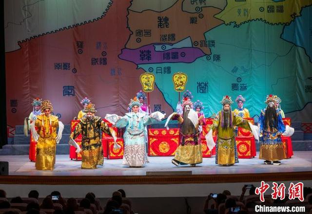 图为演员演出中。何华文 摄