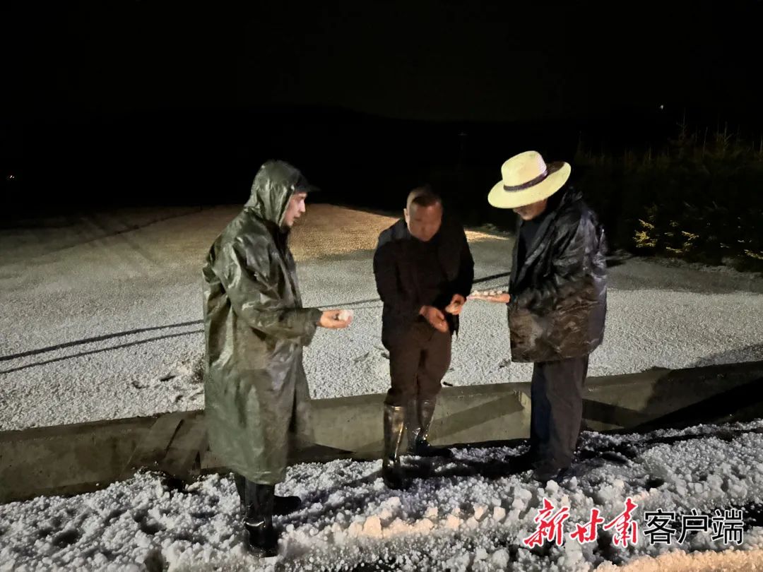 康乐县地面积雹厚度达到了10厘米。康乐县融媒体中心供图