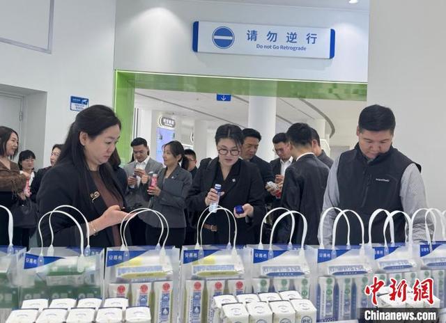 图为蒙古国青年代表团参访位于内蒙古呼和浩特市的伊利现代智慧健康谷。奥蓝 摄