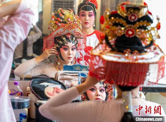 图为演员化妆中。何华文 摄