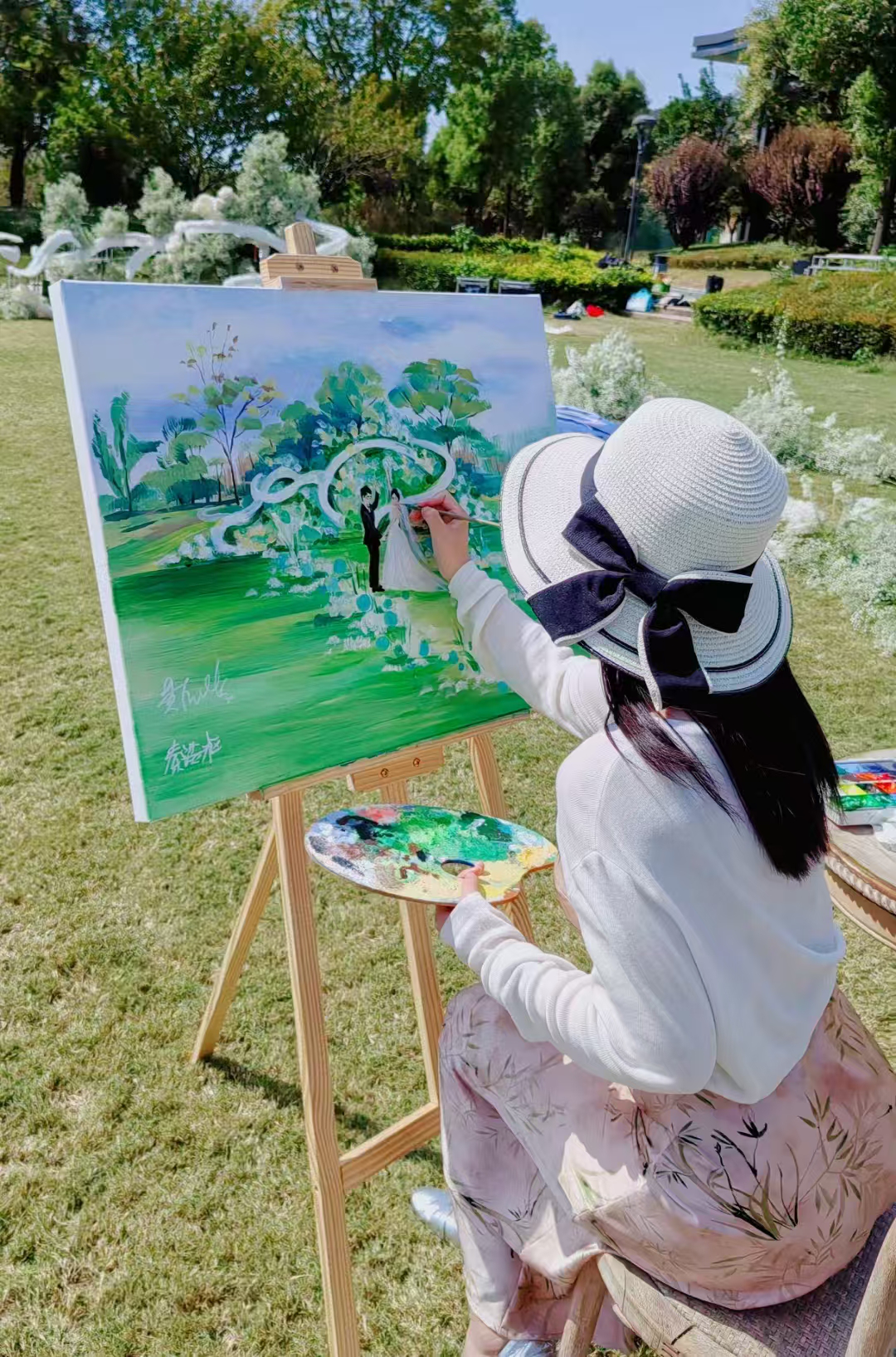 贺雪融在婚礼作画现场。