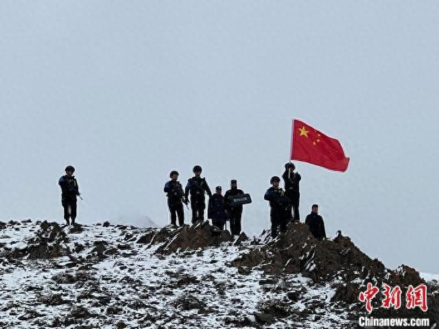 排依克边境派出所民警和护边员在瓦罕走廊踏雪巡逻。郭超凯 摄