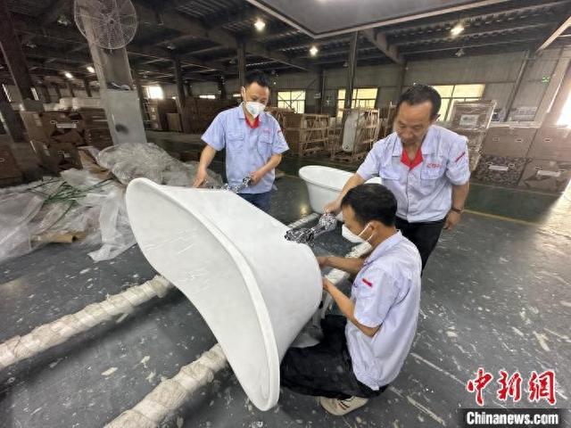 2025年4月，工人调试卫浴产品。蒋荣良 摄