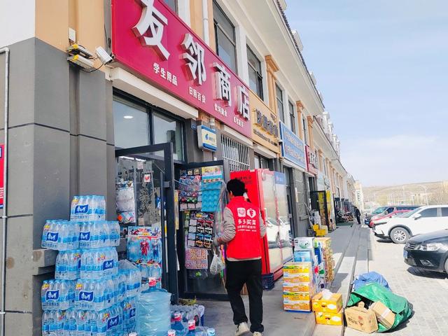 ▲马龙如今对配送路线和提货团点位置已非常熟悉，经常会参与配送。李康|摄