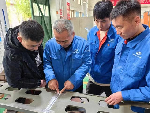 闫炯带领徒弟做工艺攻关。（资料图）