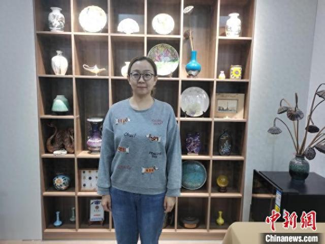图为喜欢沙漠的女博士任昱。 中新网记者 李爱平 摄