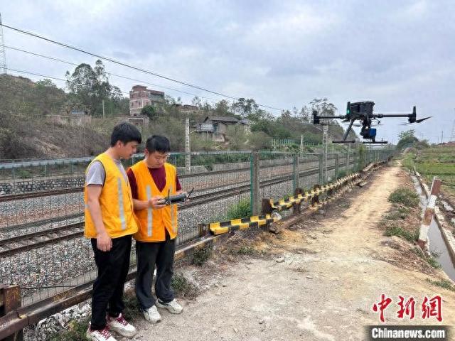图为南宁工务段工作人员使用新型无人机对线路外部环境进行扫描。柯明 摄