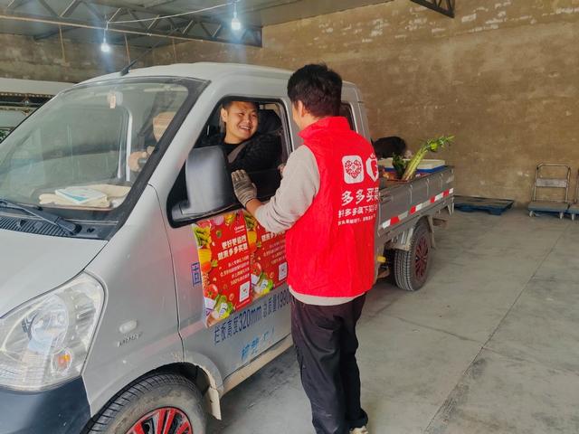 ▲马龙的网格站员工数最高突破过60人，招聘了不少回族小伙做司机。李康|摄