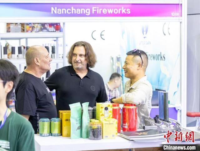 第19届国际烟花论坛(ISF)暨首届湖南(醴陵)烟花爆竹产业博览会期间，外国参展商与客商交流。 醴陵融媒供图