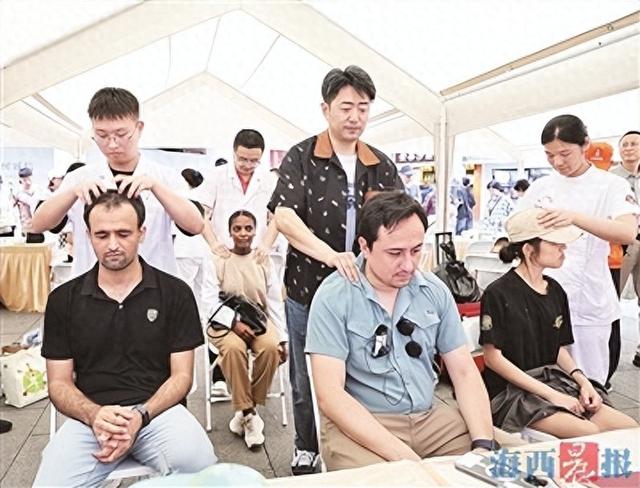 国际体验官体验中医按摩。记者 唐光峰 摄