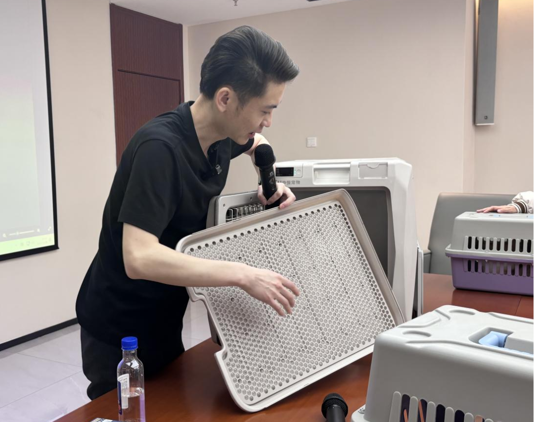 图为加装了防护网的狗用托盘。