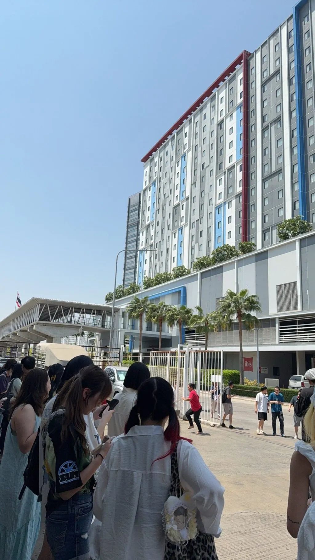 李梨和酒店住客走到街道避震 受访者供图