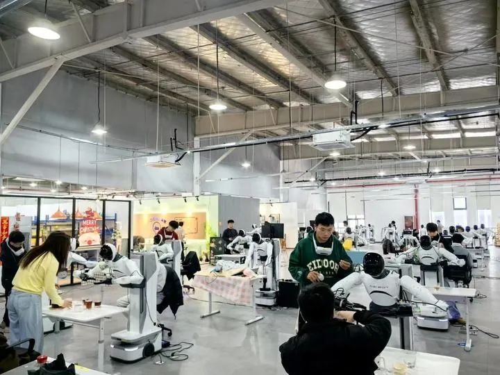 2025年2月18日，在智元新创技术有限公司数据采集中心，数据采集员“教”机器人学习各种技能。新华社记者 龚雯 摄