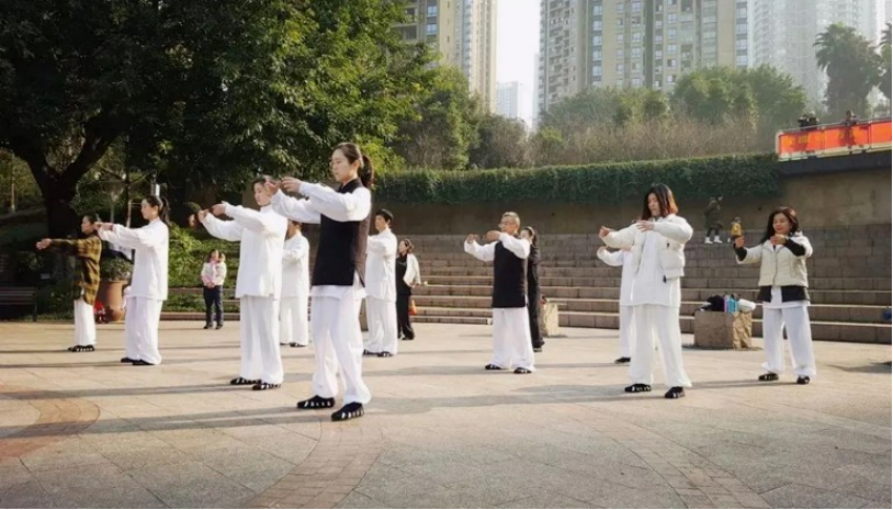 站桩。山东中医药大学附属医院公号图