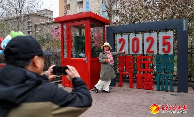 4月20日，来自山东的游客尹爱玲在八楼主题车站网红打卡点打卡拍照。资料图片