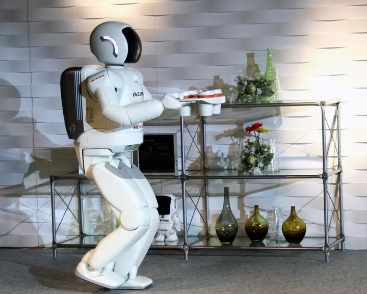 2007年10月22日，在位于日本东京的国立科学博物馆，本田公司的机器人“阿西莫”为客人端送饮品。新华社记者 钱铮 摄