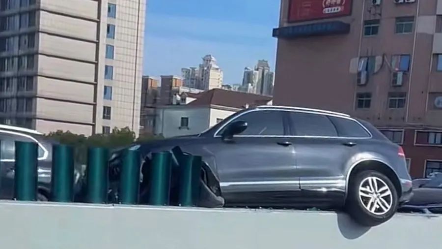 车辆骑上隔离墩