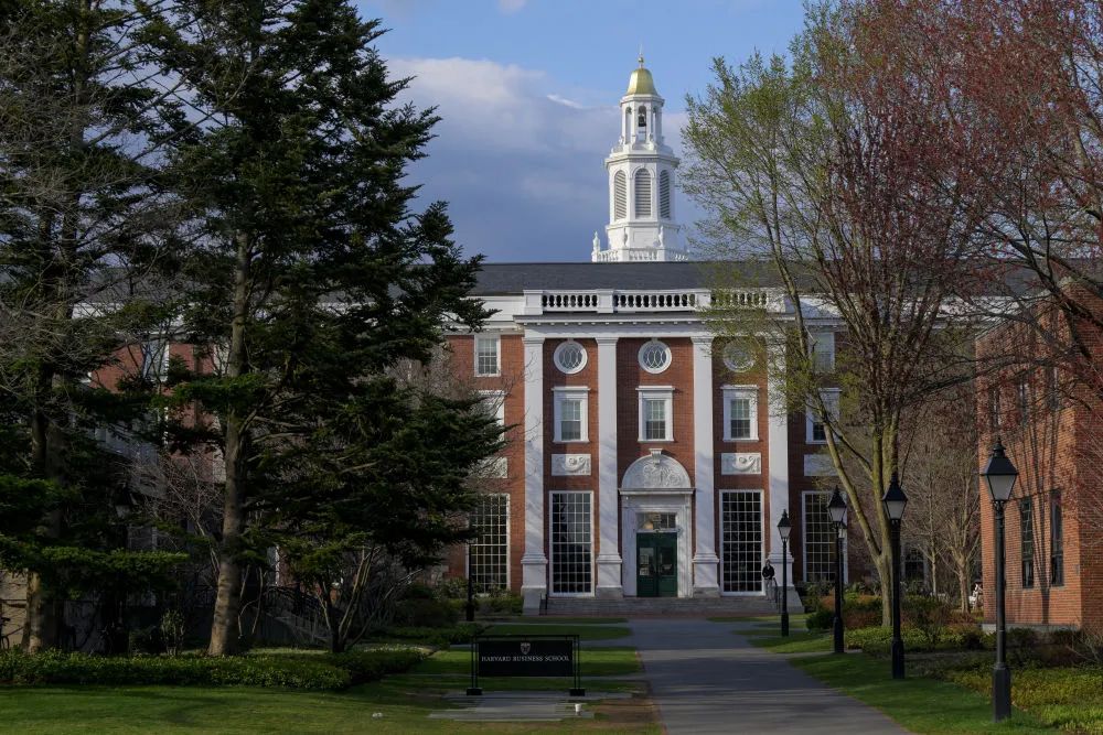 4月15日在美国马萨诸塞州剑桥市的哈佛大学校园里拍摄的商学院。新华社/路透