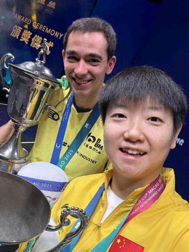 本次乒乓球世界杯男女冠军合影。WTT世界乒联供图