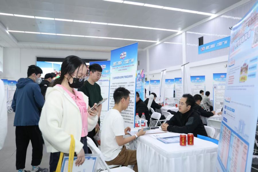 优质企业的优质岗位吸引了大批学子  受访者供图