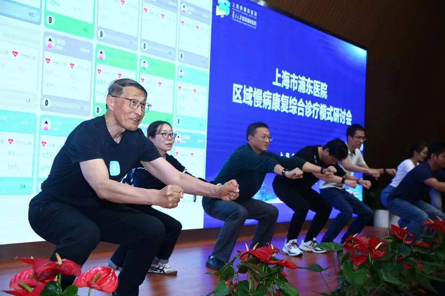 左一为朱为模院士。图自上观新闻