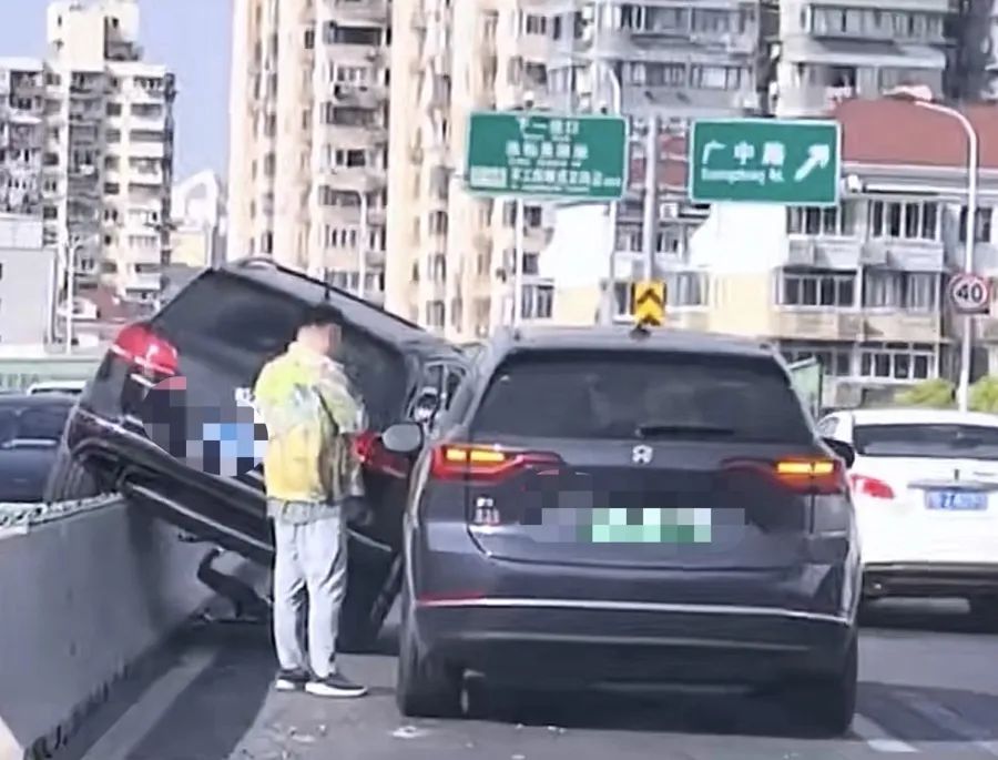 车辆骑上隔离墩