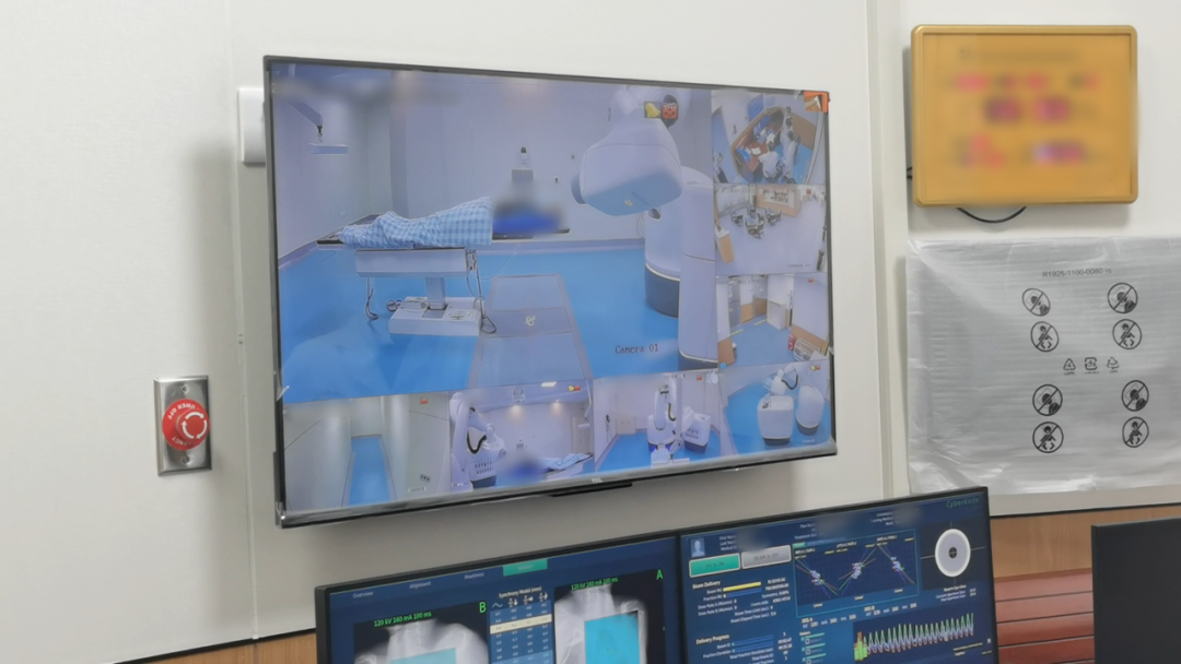 ▲医生通过监控时时了解射波刀治疗室的情况。