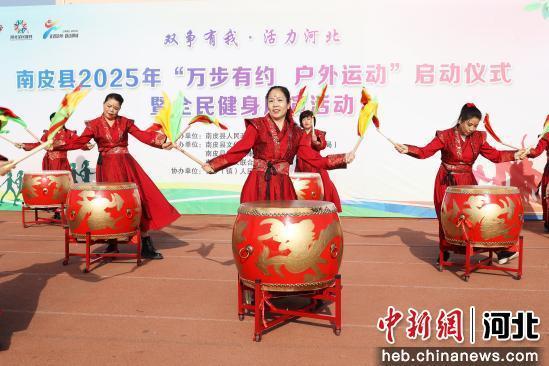 图为展演活动中，演员表演大鼓节目。 赵华靖 摄