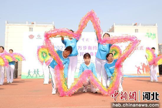 图为演员表演广场舞。 赵宇 摄