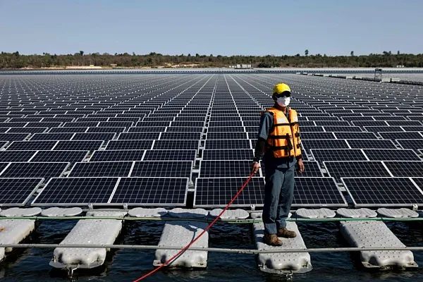 泰国水电站漂浮式太阳能电池板 视觉中国