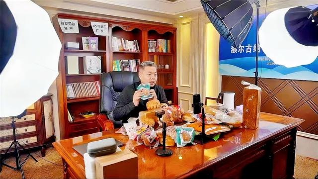 额尔古纳电商直播售卖列巴。（资料图）