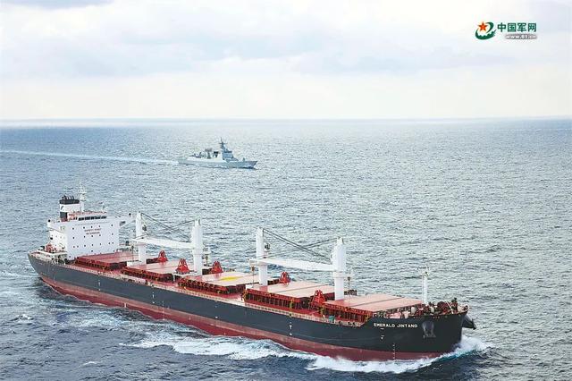 中国海军第47批护航编队包头舰在亚丁湾为商船护航。王宁川摄