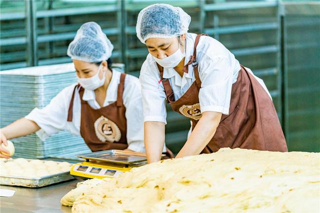 车间工人正在制作列巴。（资料图）