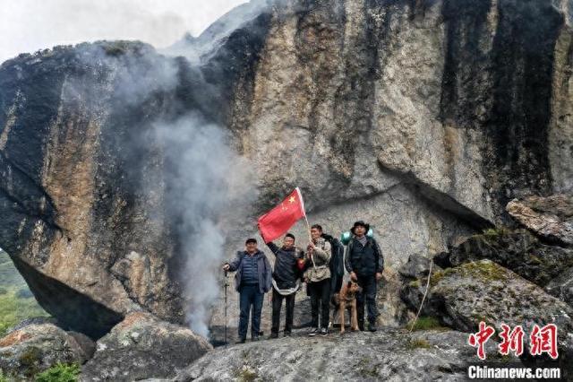 图为2023年8月22日，格桑旦增(左一)和勒乡护边队在边境地区巡边。受访者 供图